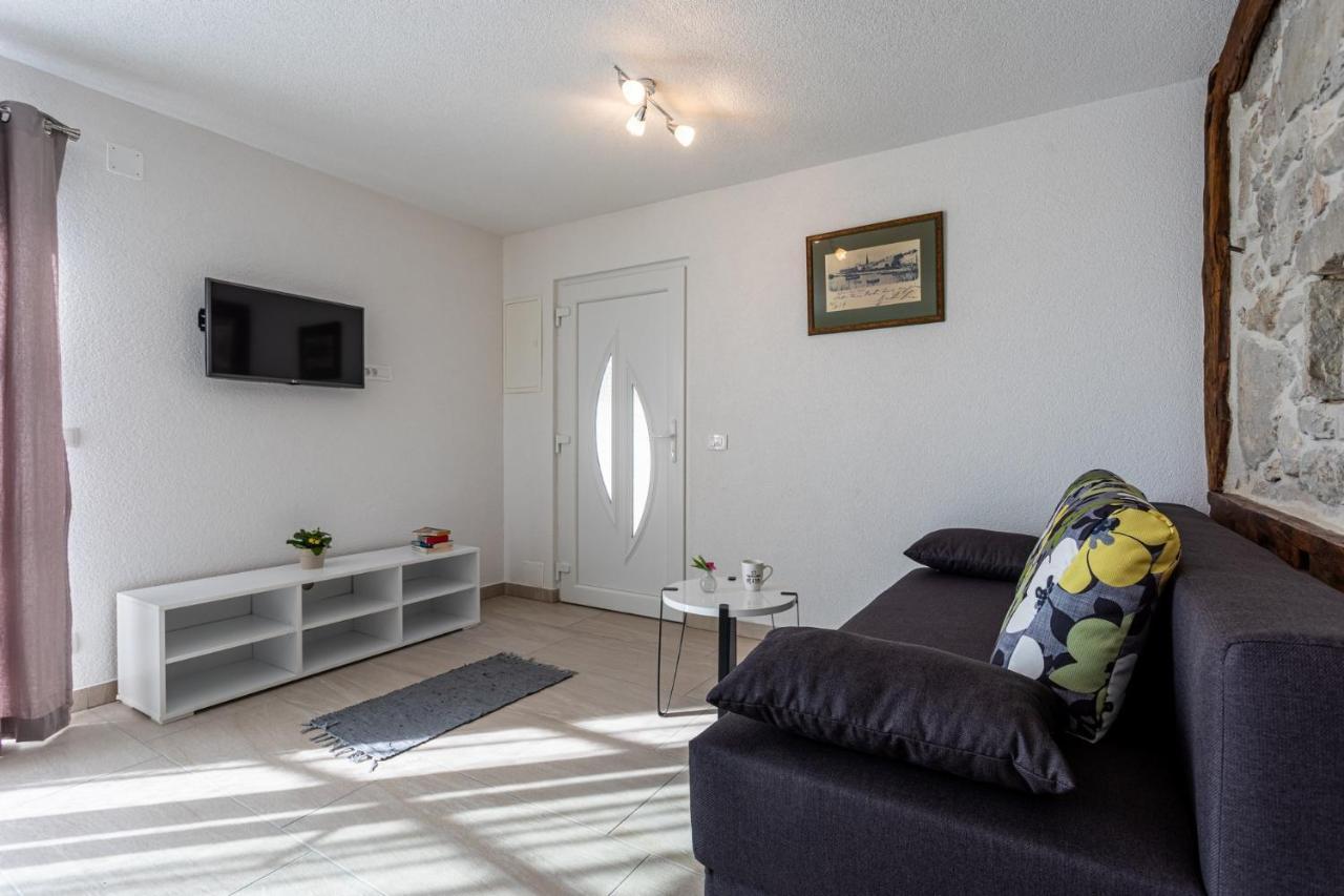 Villa Elm Milohnici Exteriér fotografie
